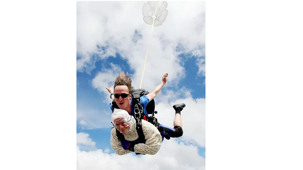 Người nhảy dù già nhất thế giới