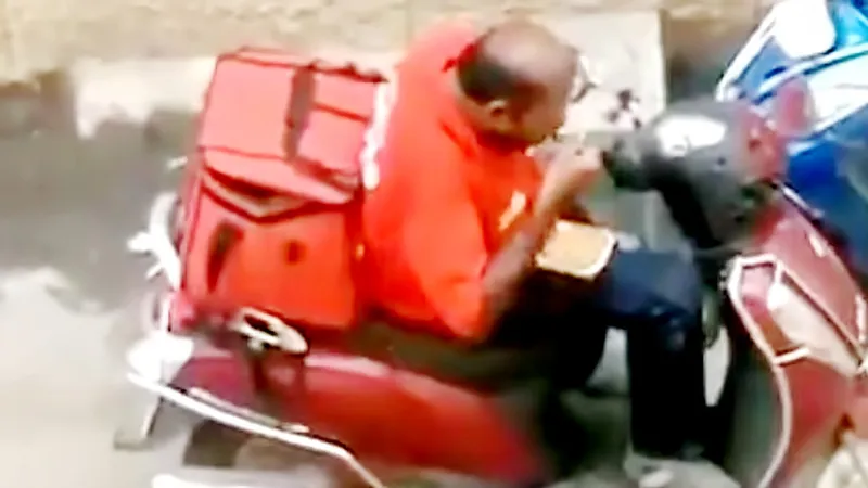 Nhân viên giao hàng ăn đồ ăn của khách