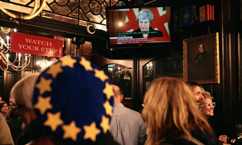 Người dân Anh theo dõi buổi truyền hình trực tiếp bài phát biểu của Thủ tướng Theresa May sau khi dự thảo Brexit được Nội các thông qua. (Nguồn: Getty Images)