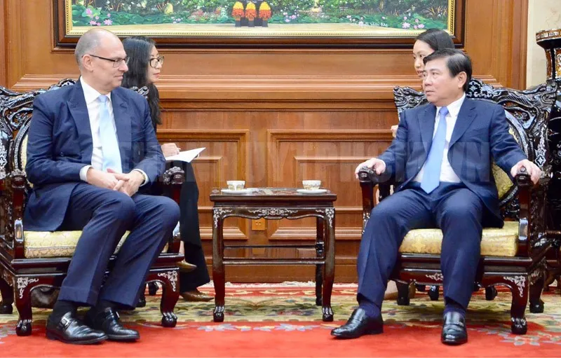 Chủ tịch UBND TPHCM Nguyễn Thành Phong tiếp Đại sứ Đan Mạch Kim Hojlund Christensen. Ảnh: hcmcpv