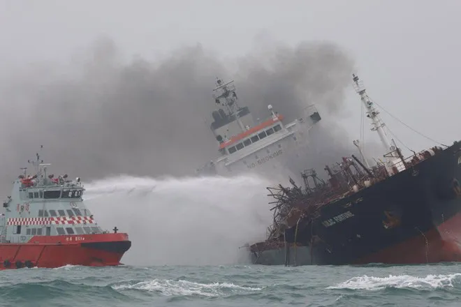 Tàu chở dầu bốc cháy ngoài khơi Hong Kong. Ảnh: SCMP