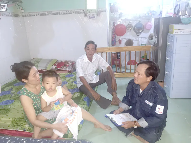 Nhân viên điện lực TPHCM tuyên truyền giá bán điện cho người thuê nhà