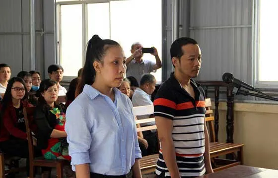 Bị cáo Uyển và bị cáo Hà tại phiên tòa