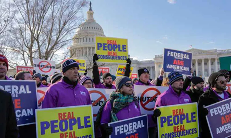 Các nhân viên liên bang cầm khẩu hiệu đòi mở cửa chính phủ.    Ảnh:AP.