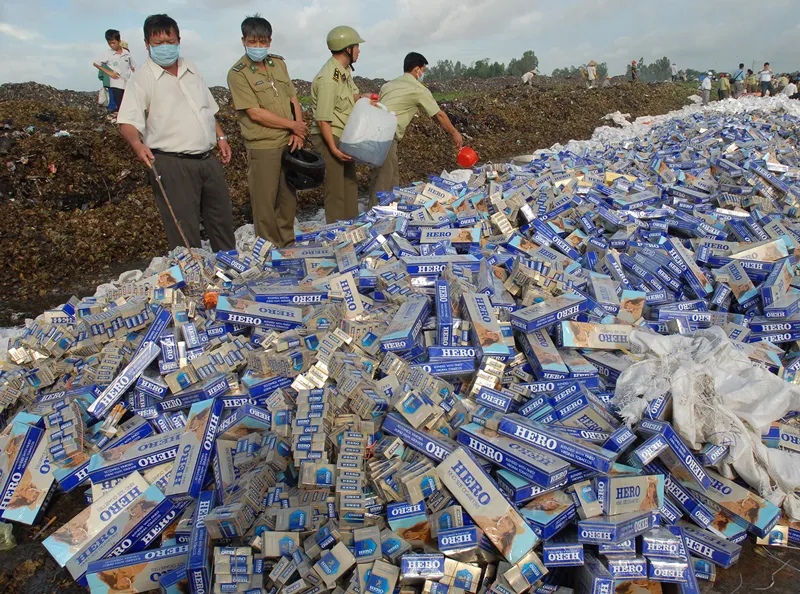     Tiêu hủy hàng lậu bị thu giữ                            Ảnh: THÀNH TRÍ