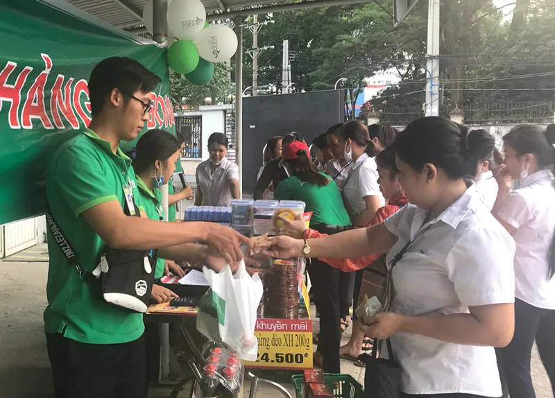 Những chuyến bán hàng lưu động tạo điều kiện thuận lợi cho công nhân mua sắm trong dịp tết