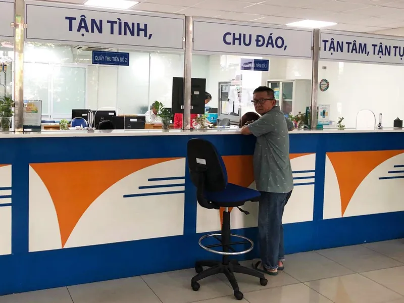 Ngành điện phục vụ khách hàng ngay sau kỳ nghỉ tết ảnh 1