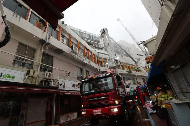 Lính cứu hỏa nỗ lực dập lửa tại vụ cháy. Ảnh: Yonhap