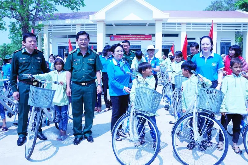 Gần 1,5 tỷ đồng đồng hành phụ nữ biên cương ảnh 1