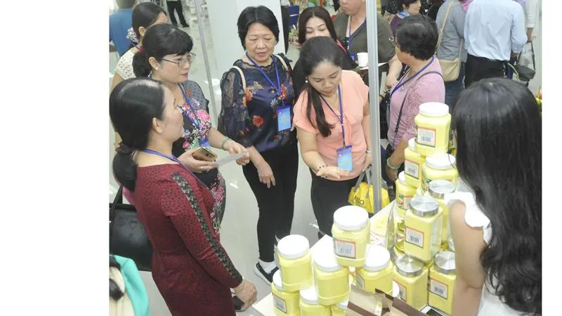 Tìm hiểu sản phẩm tại Hội nghị kết nối cung - cầu hàng hóa giữa TPHCM và các tỉnh, thành       Ảnh: CAO THĂNG