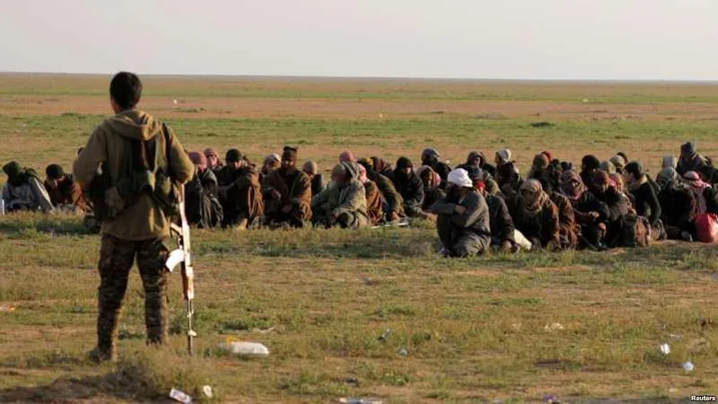  Một thành viên của Lực lượng Dân chủ Syria (SDF) giám sát những người dân ở làng Baghouz, tỉnh Deir Al Zor, Syria, ngày 22/2/2019. (Nguồn: Reuters)