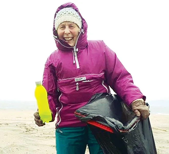 70 tuổi dọn rác 52 bãi biển