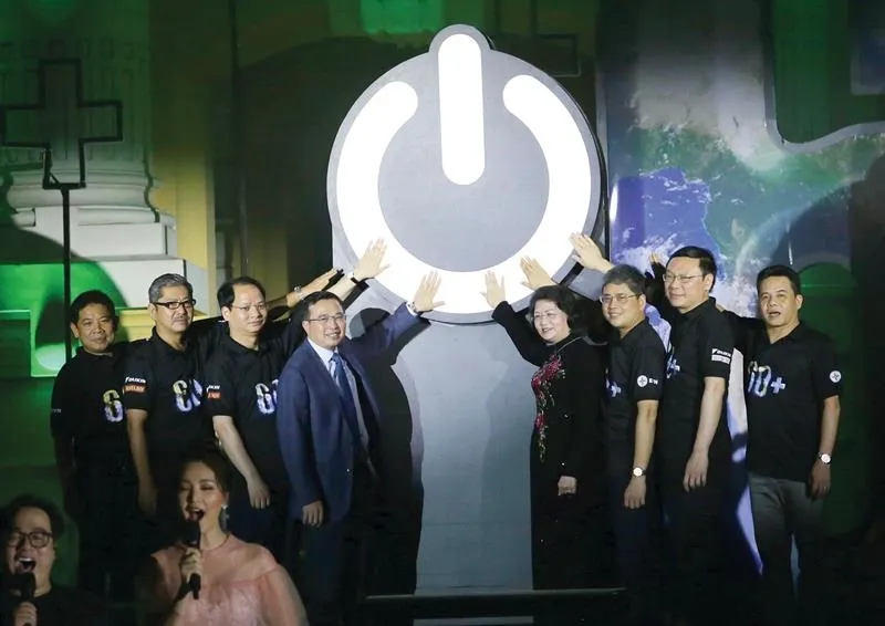 Nhấn nút tắt đèn trong đêm sự kiện hưởng ứng Giờ trái đất 2019 tại Hà Nội    Ảnh: TTXVN