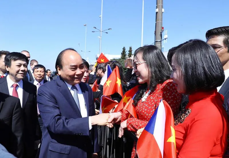 Lễ đón Thủ tướng Nguyễn Xuân Phúc và phu nhân tại sân bay quốc tế Vaclav Havel, Praha      Ảnh: TTXVN