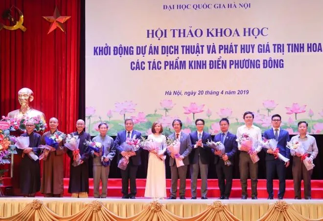 Phó Thủ tướng chúc mừng các thành viên Ban Chủ nhiệm kiêm Hội đồng Biên tập dự án. Ảnh VGP