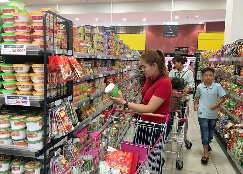 Mua hàng Việt tại Trung tâm thương mại Aeon  Ảnh: CAO THĂNG