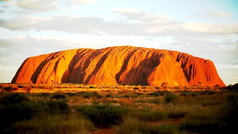 Du khách đổ về núi Uluru trước khi đóng cửa