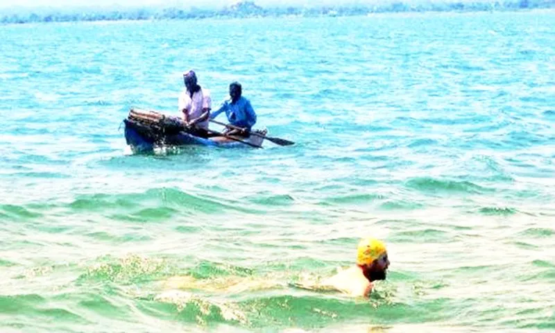 Người bơi một mình lâu nhất