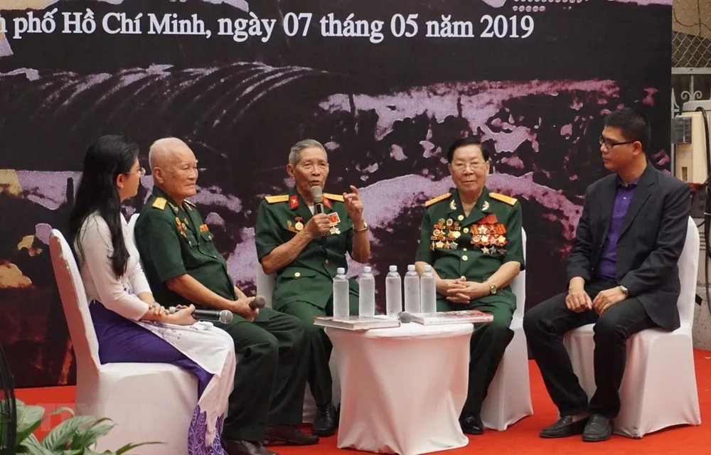 Giao lưu với các cựu chiến binh từng tham gia Chiến dịch Điện Biên Phủ. Ảnh: TTXVN