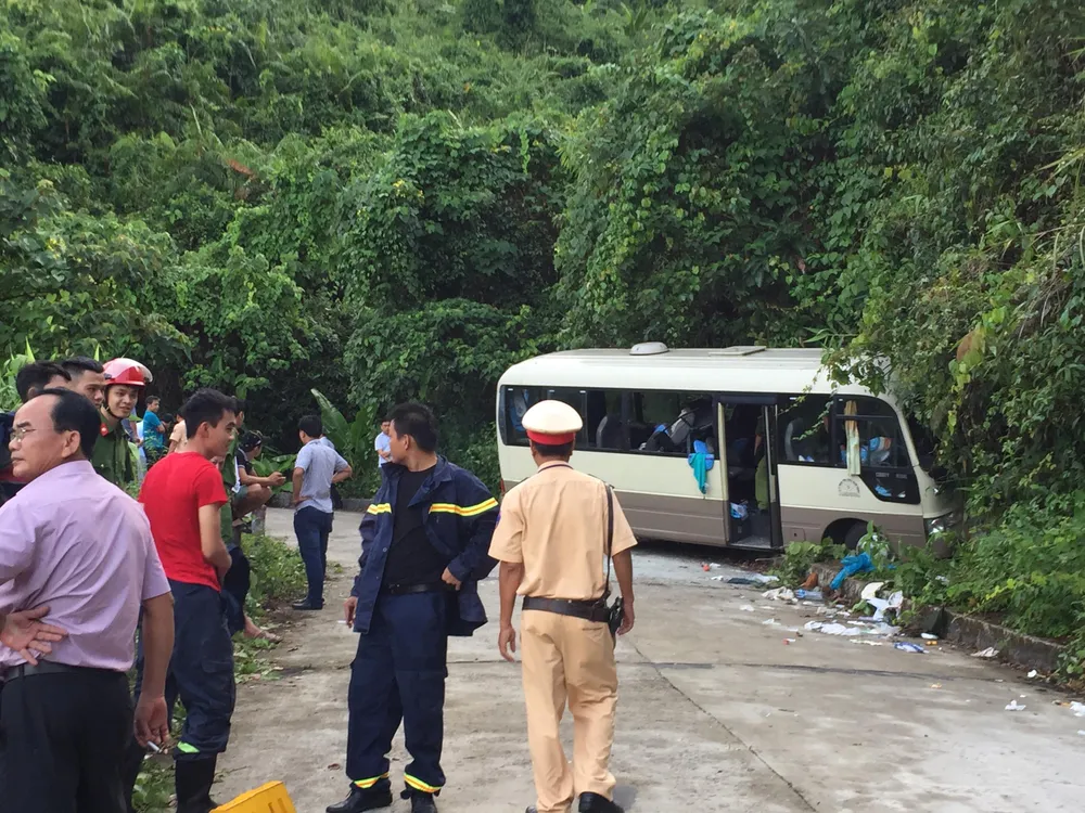 Xe chở du khách Singapore đâm vào vách đá trên núi Bạch Mã, 18 người bị thương  ​ ảnh 3