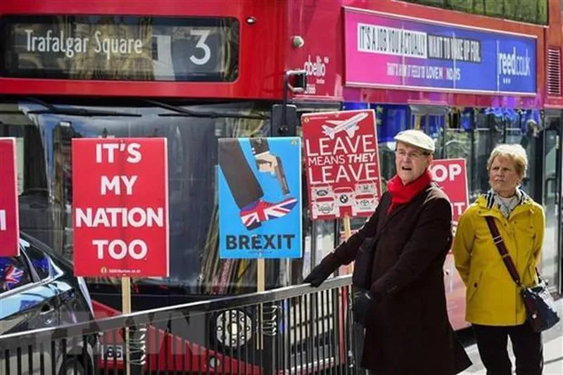 Người dân tuần hành phản đối Brexit bên ngoài tòa nhà Quốc hội ở London, Anh, ngày 19/3/2019. (Nguồn: THX/TTXVN)