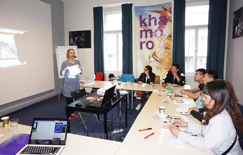 Một buổi học dành cho người Việt Nam. (Ảnh: Vietnam+) 