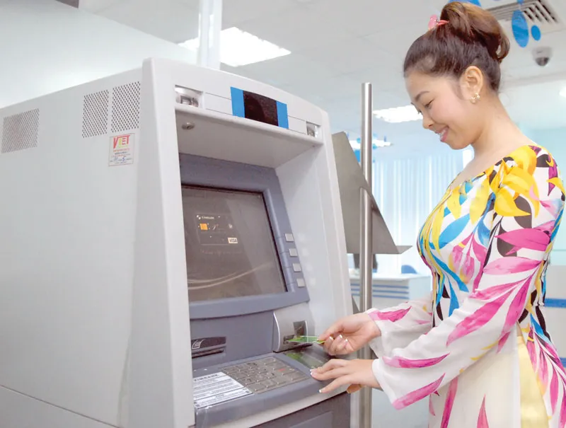 Sử dụng thẻ ATM Ảnh: THÀNH TRÍ