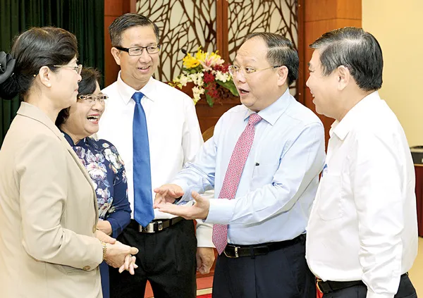 Các đồng chí lãnh đạo TPHCM trao đổi tại Hội thảo khoa học “Đồng chí Dương Quang Đông - Người cộng sản kiên trung, tận tụy, suốt đời  vì dân, vì Đảng”. Ảnh:  Việt Dũng