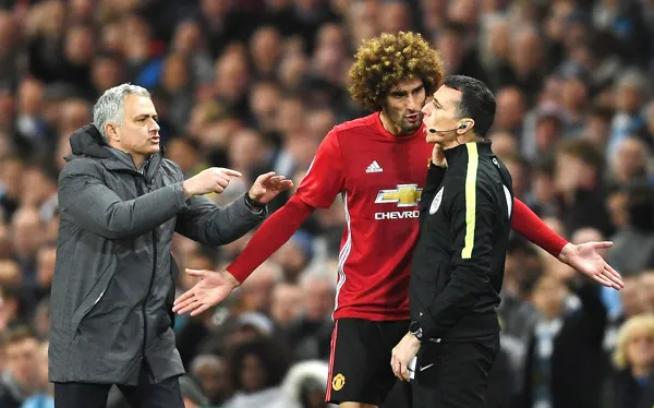 Marouane Fellaini tiếp tục đôi co với vị trọng tài thứ 4 trên đường rời sân.