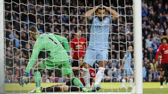 Trận derby giữa Manchester City và Manchester United tại vòng 34.