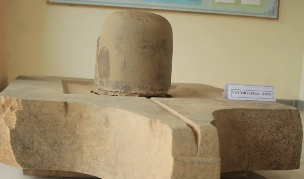 Bộ Linga-Yoni thuộc loại lớn nhất Chămpa hiện nay. Ảnh: Nguyễn Trang