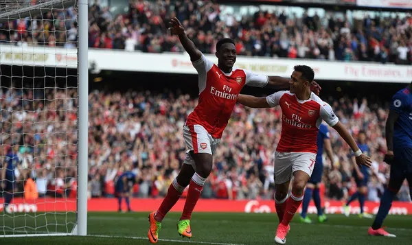 Welbeck (trái) vui mừng sau khi ghi bàn vào lưới thủ thành David De Gea. Ảnh: Dailymail