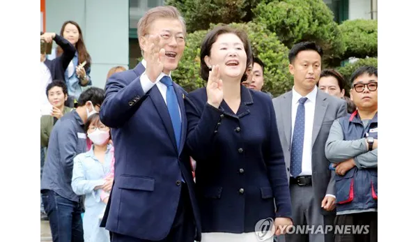 Ứng cử viên đảng Dân chủ Moon Jae-in cùng vợ, Kim Jung-sook, vẫy chào người ủng hộ sau khi bỏ phiếu tại Hongeun-dong, Tây Seoul, Hàn Quốc, ngày 9-5-2017. Ảnh: YONHAP
