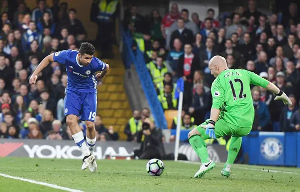 Diego Costa trong pha ghi bàn vào lưới thủ thành Brad Guzan. Ảnh: Dailymail