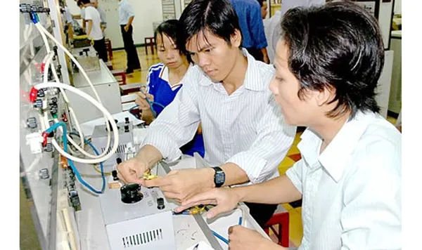 Sinh viên khoa Điện - Điện tử Trường ĐH Bách khoa TPHCM thực tập lắp mạch điều khiển động cơ một chiều.