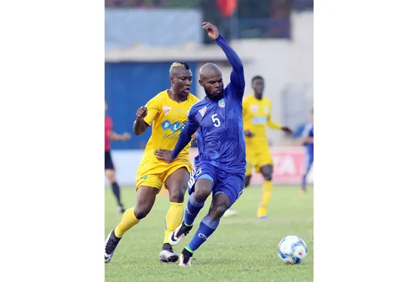 Cần Thơ đang thử việc “ông lão” Hoàng Vissai (phải) trong tuần qua.