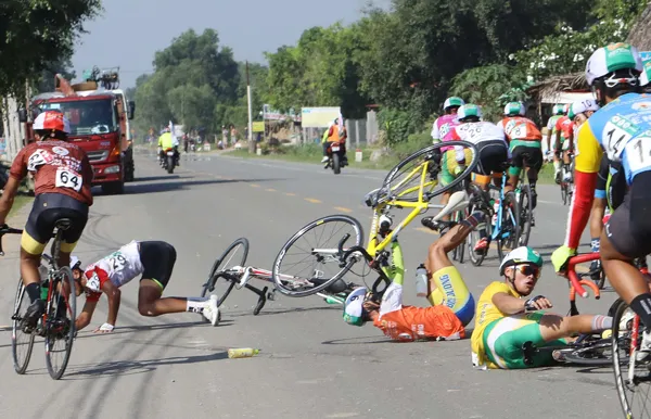 Sự cố té ngã của các tay đua ở chặng 3. Ảnh: Phạm Huy