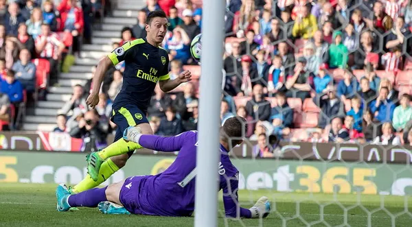 Mesut Oezil trong pha ghi bàn nâng tỷ số lên 2 - 0 cho Arsenal. Ảnh: Dailymail