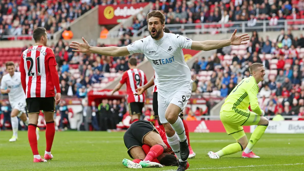 Fernando Llorente (giữa) ăn mừng sau pha đánh đầu vào lưới Sunderland.