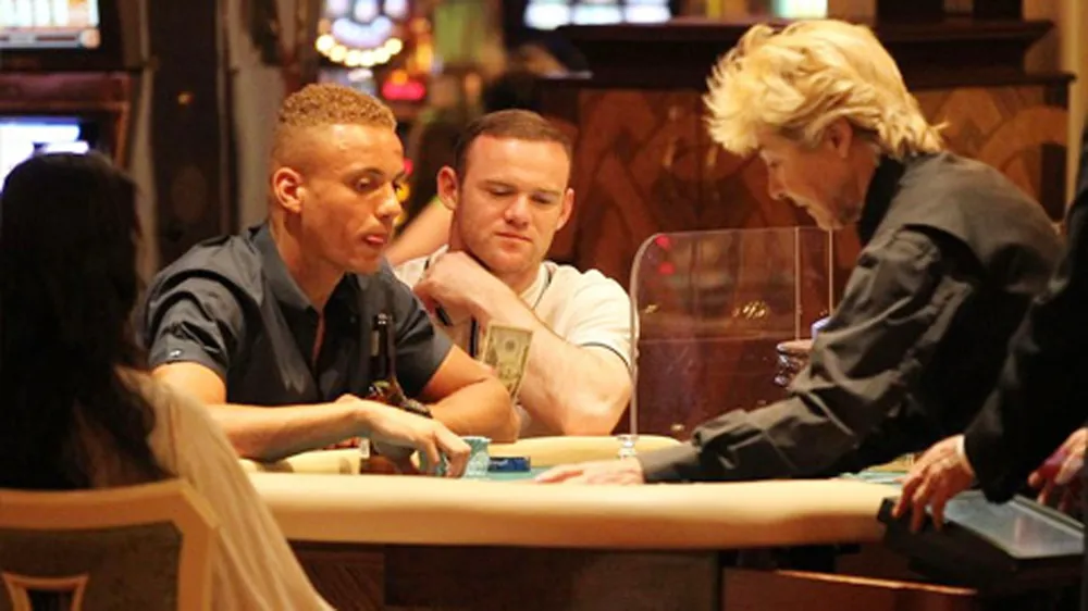 Rooney từng ghé sòng bài cùng West Brown. 