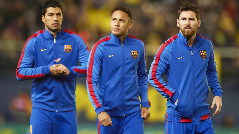 Neymar (giữa) khẳng định sẽ ở Barca dài lâu.