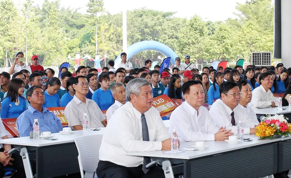 Các đại biểu, đội bóng tại lễ khai mạc giải. Ảnh: Anh Trần