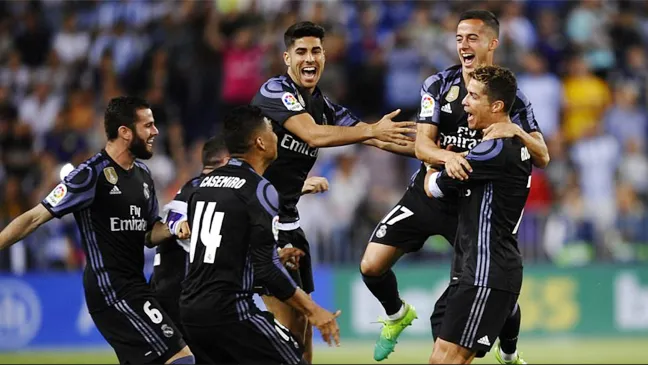 Các cầu thủ Real Madrid mừng bàn mở tỷ số của Ronaldo. Ảnh: AP