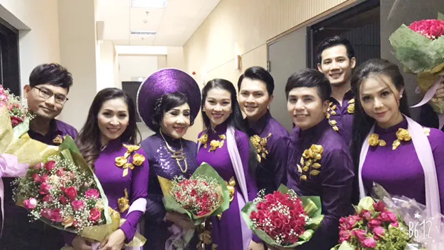 Các nghệ sĩ trong Bước chân hai thế hệ được lòng kiều bào