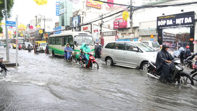 Mưa hơn một giờ, nhiều tuyến đường chìm trong biển nước ảnh 3
