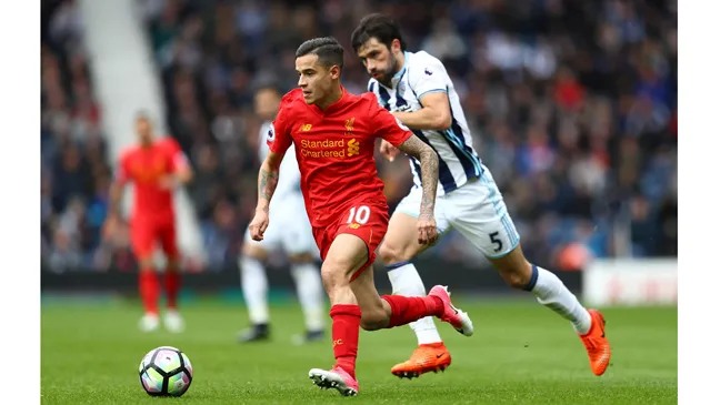 Liverpool cần bổ sung nhân sự tốt nhằm chia sẻ gánh nặng với Philippe Coutinho (trái).