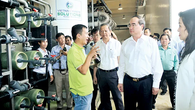 Bí thư Thành ủy TPHCM Nguyễn Thiện Nhân khảo sát khu xử lý nước thải Khu liên hiệp xử lý chất  thải rắn  Đa Phước. Ảnh: Thành Trí