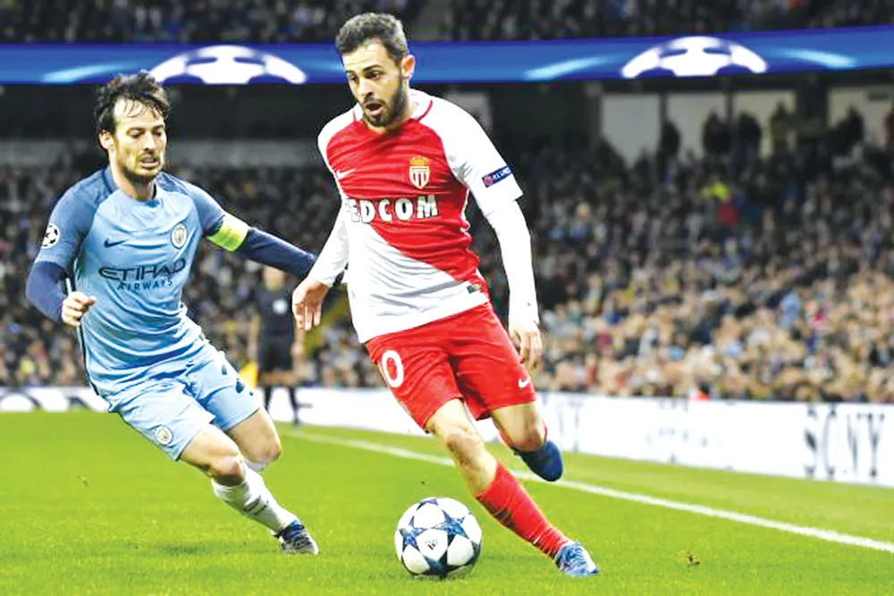 Bernardo Silva (phải) không còn phải đối đầu David Silva.
