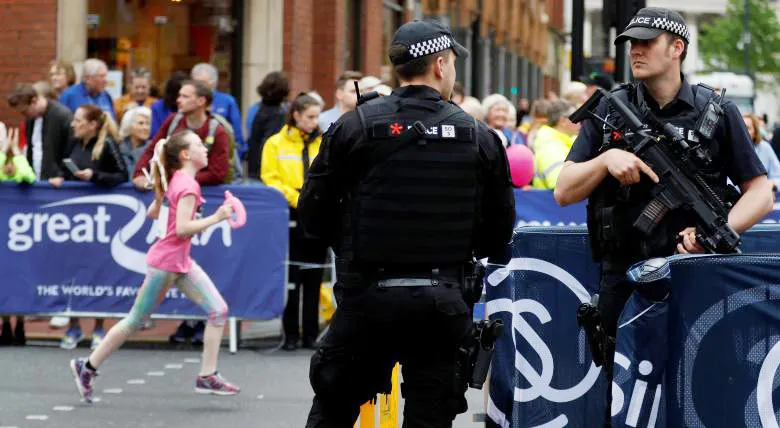 Cảnh sát bảo vệ chặt tại giải chạy bộ thiếu niên Great Manchester Run ở Manchester, Anh, ngày 28-5-2017. Ảnh: REUTERS