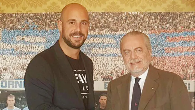 Reina (trái) và Chủ tịch De Laurentiis.